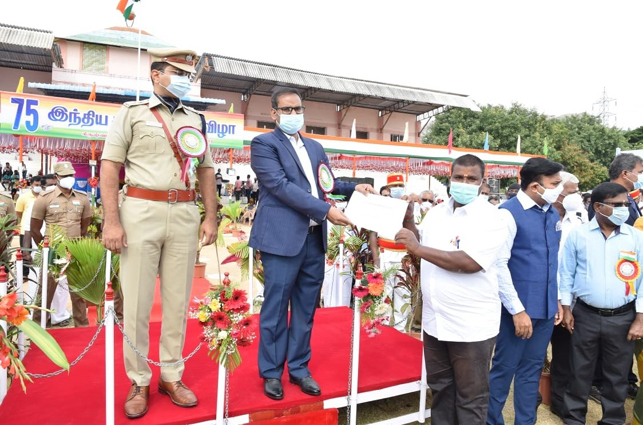 75 ஆவது இந்திய குடியரசு தின விழாவில் சிறந்த தன்னார்வளர் விருது Human Development Trust - -க்கு _கிருஷ்ணகிரி மாவட்ட ஆட்சியரால் வழங்கப்பட்டது