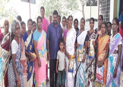 மிகவும் பின்திங்கிய மகளிகளுக்கு இலவச சேலை வழங்கிய பிறகு எடுத்துக்கொண்ட குரூப் போட்டோ